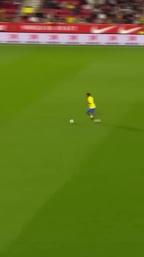 45歲還開掛！小羅再現牛尾巴過人，微笑單挑門將輕松打進